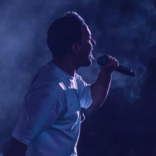 احمد سلو از خودم عکس میگیرم خودم خودمو بغل میکنم