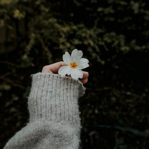 خونه ی مادر بزرگه شادی و غصه داره باز یکی منو دید جیغش